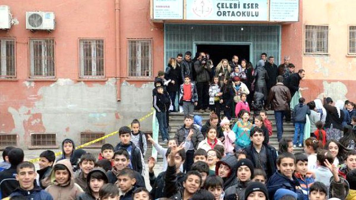 Diyarbakır\'da Okul Bahçesinde Karne Bekleyen Öğrencilere PKK\'dan Bombalı Saldırı: 5 Öğrenci Yaralı...