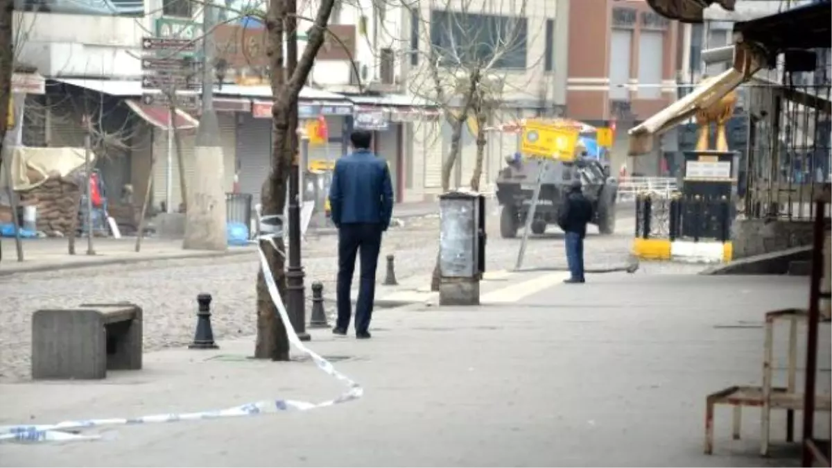 Diyarbakır Sur\'da Roketli Saldırı: 2 Uzman Çavuş Yaralı