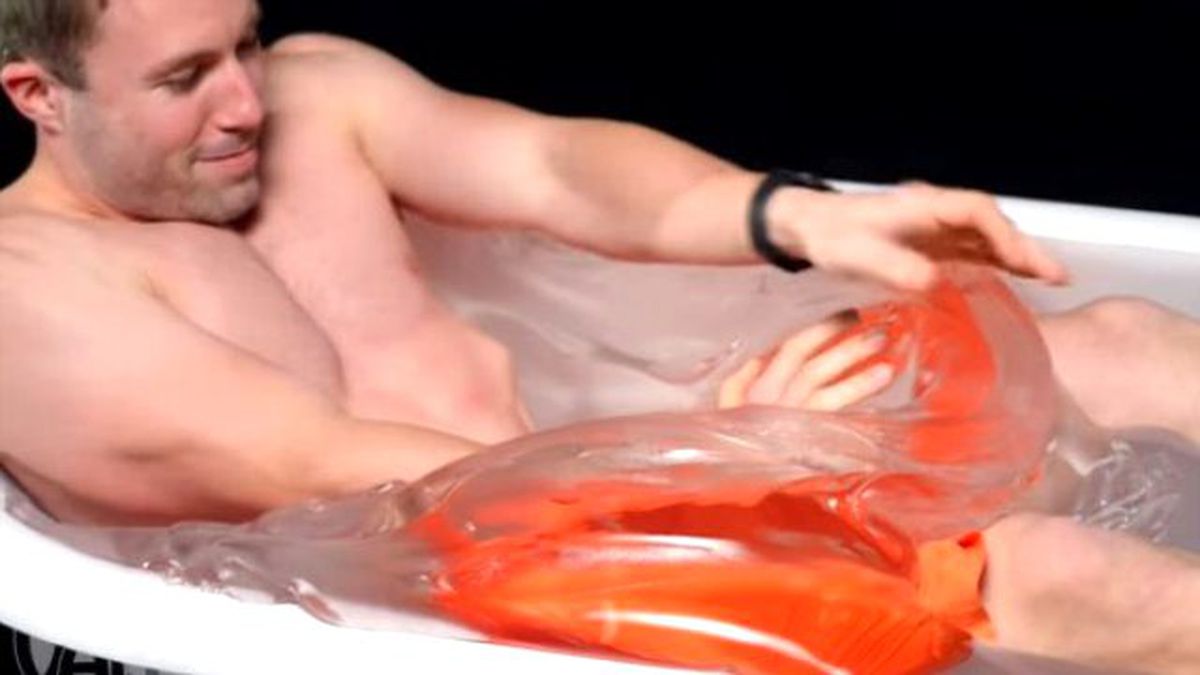 Genç Adam, 227 Kilo Plastik Macunun İçine Girdi