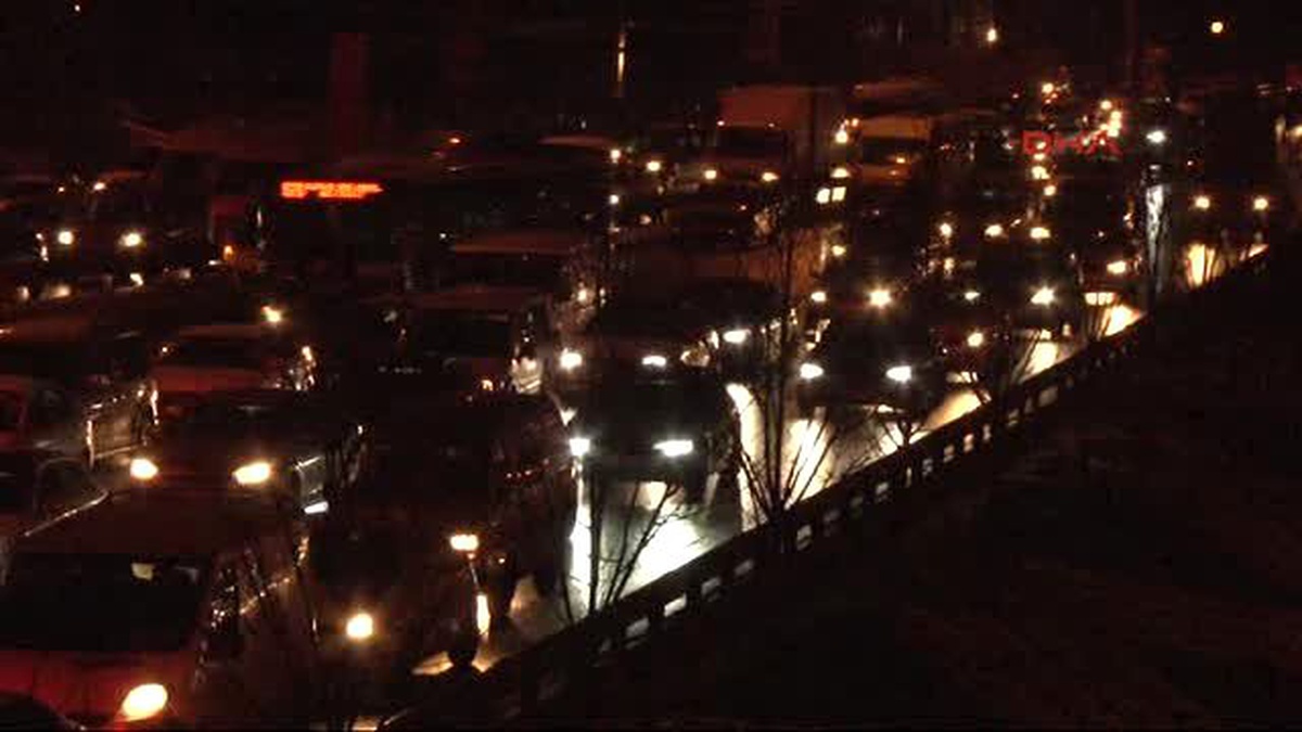 İstanbul\'da Trafik Yoğunluğu Yüzde 90\'ları Gördü