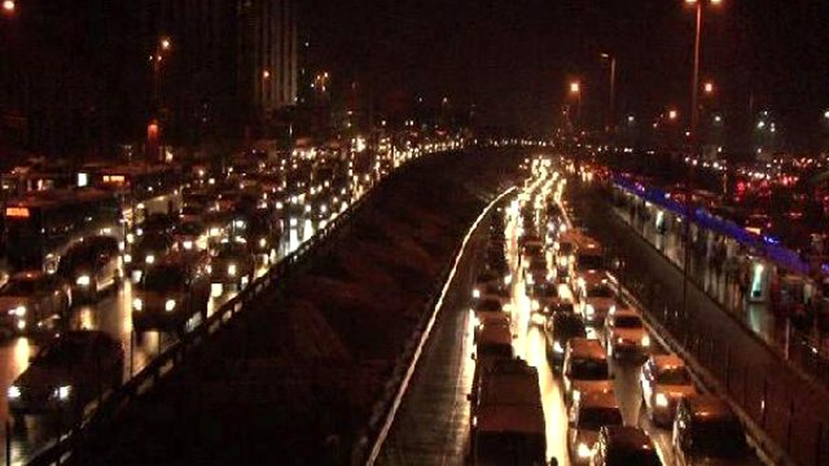İstanbul\'da Trafik Yoğunluğu Yüzde 90\'ları Gördü