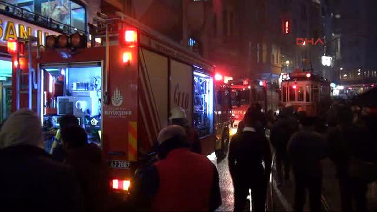 İstiklal Caddesi\'nde Bar Yangını