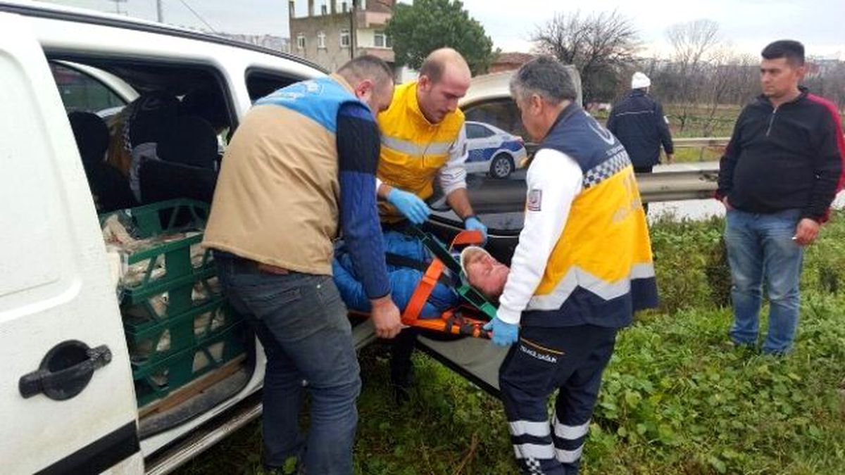 Kamyonet Bariyere Çarptı: 1 Yaralı