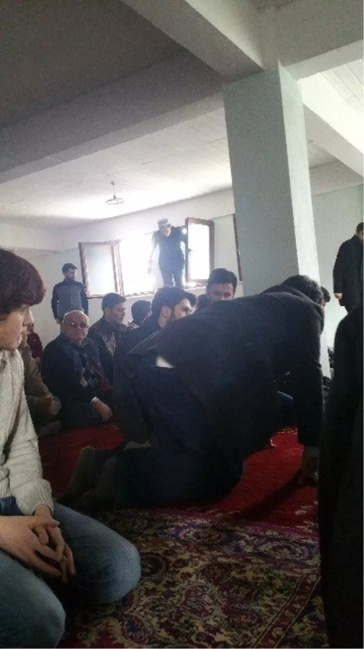 Kapısı Kilitli Cami, Cemaati Durduramadı