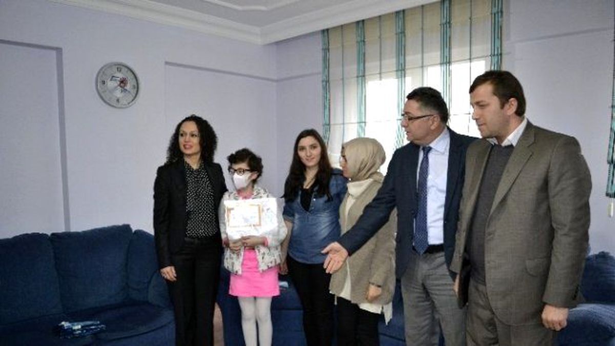 Kardeşinin İliği ile Hayata Tutunan Ece Karnesini Evinde Aldı