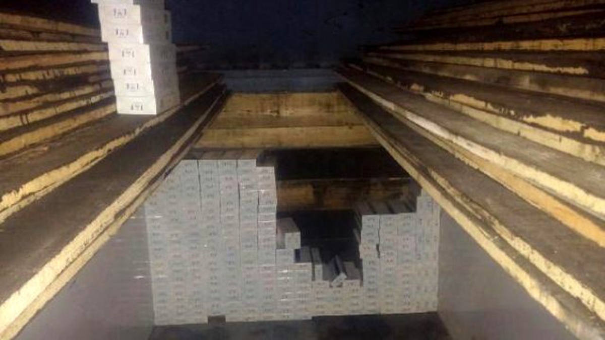 Kerestelerin Altından 70 Bin 900 Paket Kaçak Sigara Çıktı