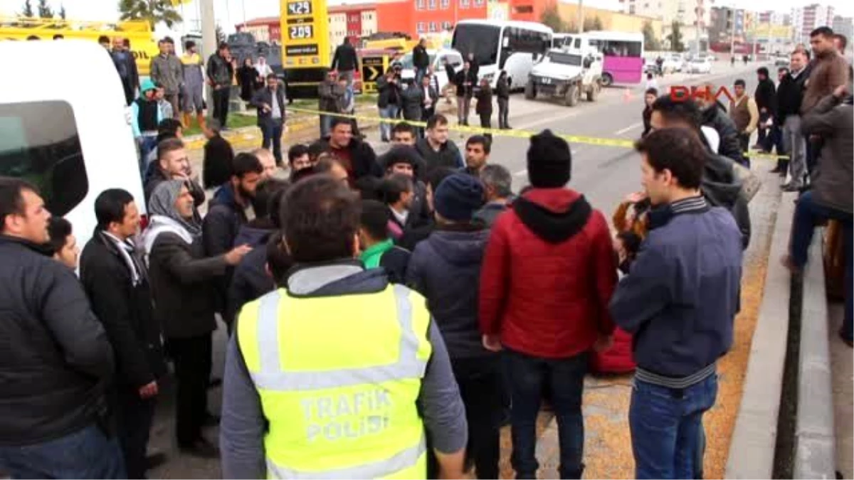 Kızıltepe Elinde Karne ve Takdir Belgesi ile Tır\'ın Altında Kalarak Can Verdi