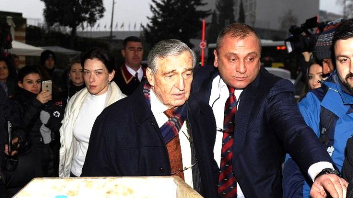 Koç Ailesi Taziye Kabulü İçin Otele Girerken Görüntülendi