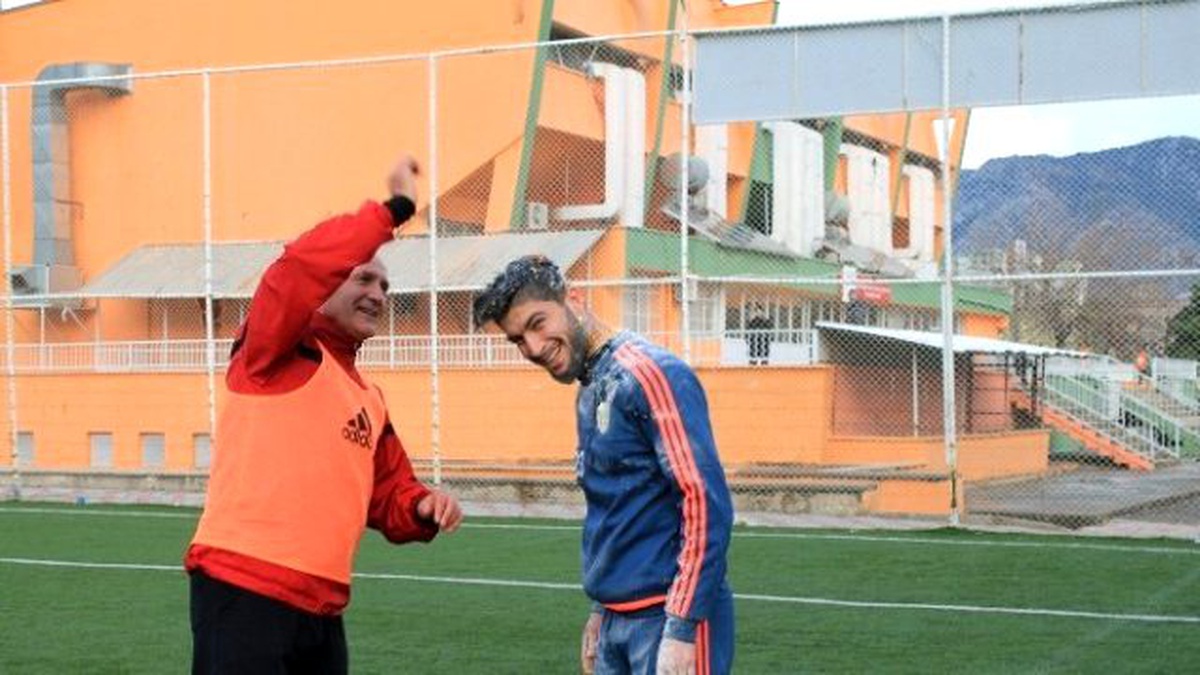 Kozan Belediyesporlu Futbolcuya Unlu Yumurtalı Doğum Günü Sürprizi