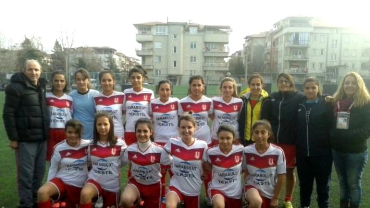 Manisa\'nın Tek Bayan Futbol Takımı 2. Yarıya Hazır
