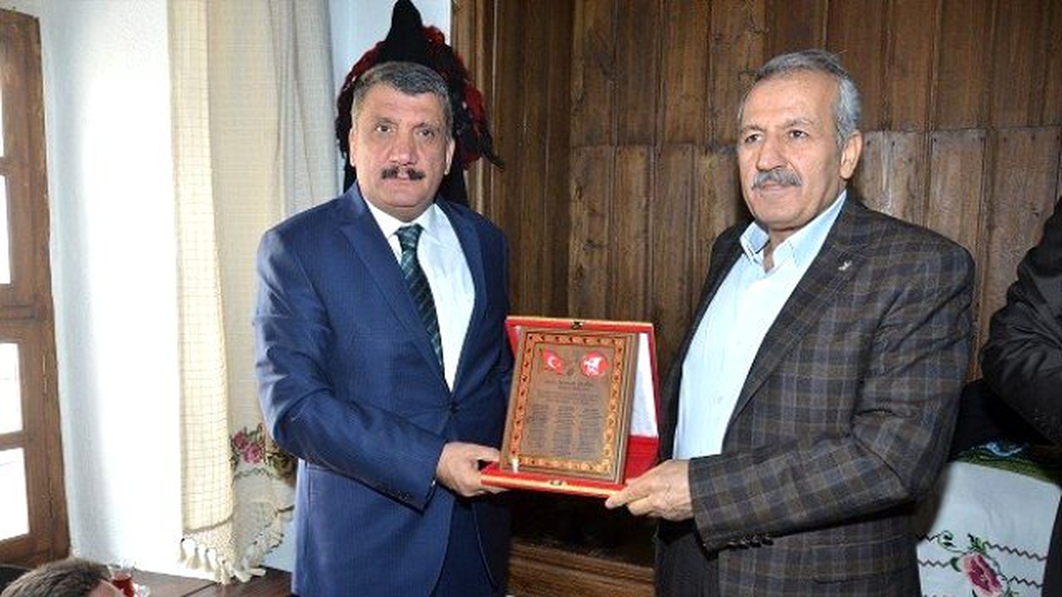 Muhtarlardan, Kurum Yetkililerine Teşekkür Plaketi