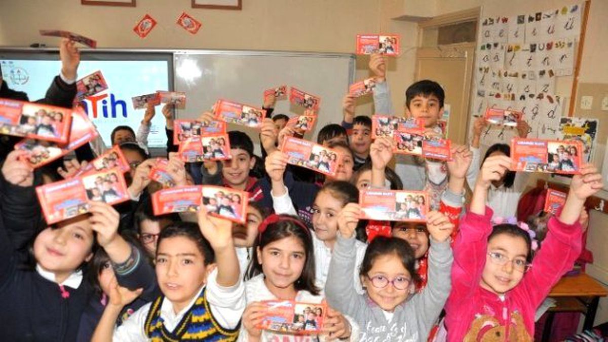 Nazilli\'de Başkan Amcadan Öğrencilere Karne Hediyesi