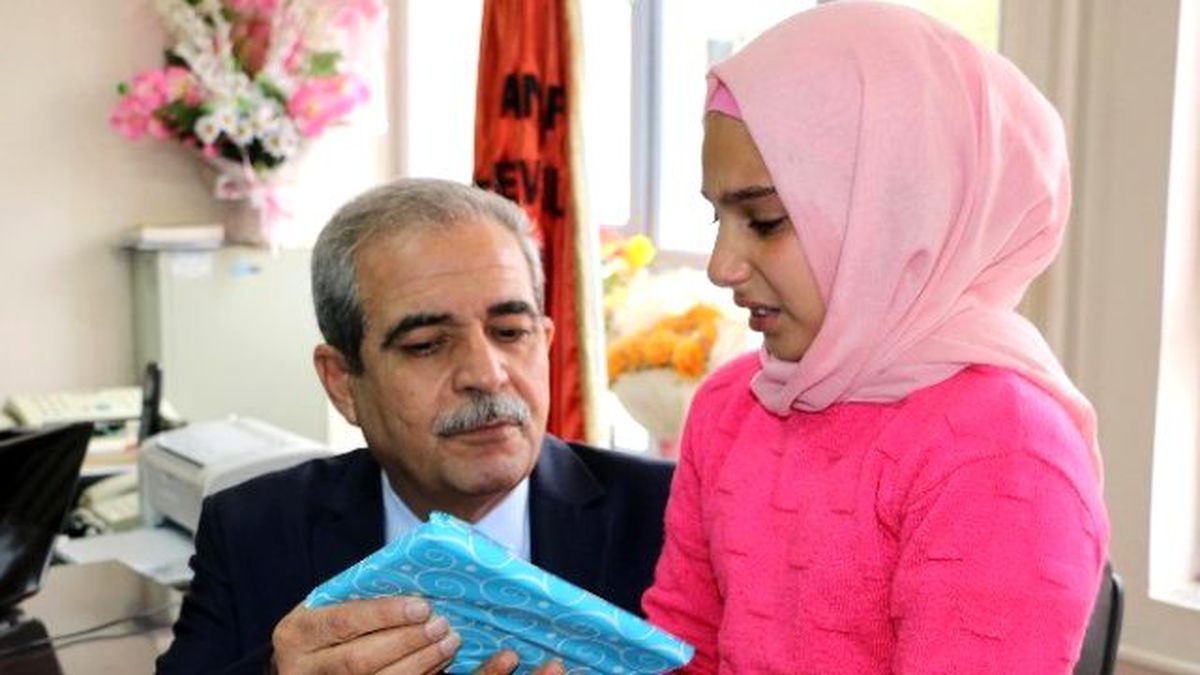 Öğrencilere Karne Hediyeleri Belediye Başkanı Demirkol\'dan