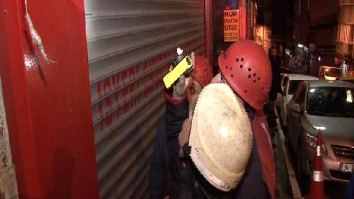 Otomatik Kepenk Kapanınca Markette Mahsur Kaldılar