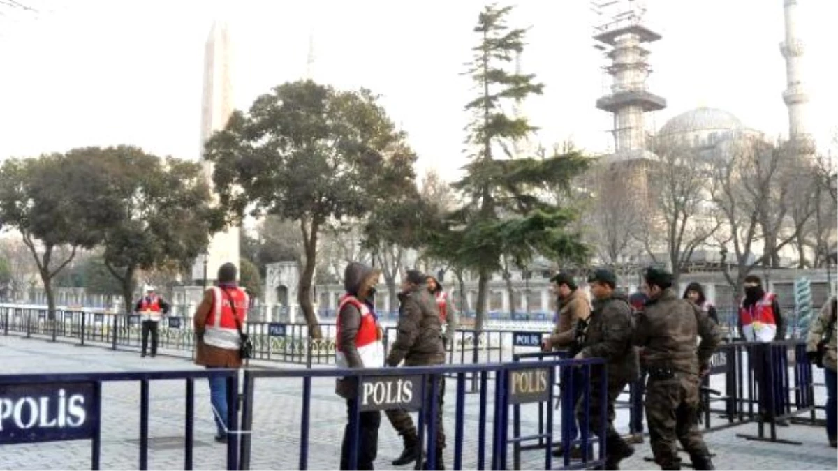 Polis, Sultanahmet Meydanı\'nda Kuş Uçurtmadı