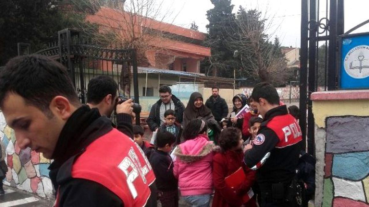 Polislerden Karne Alan Çocuklara Şeker