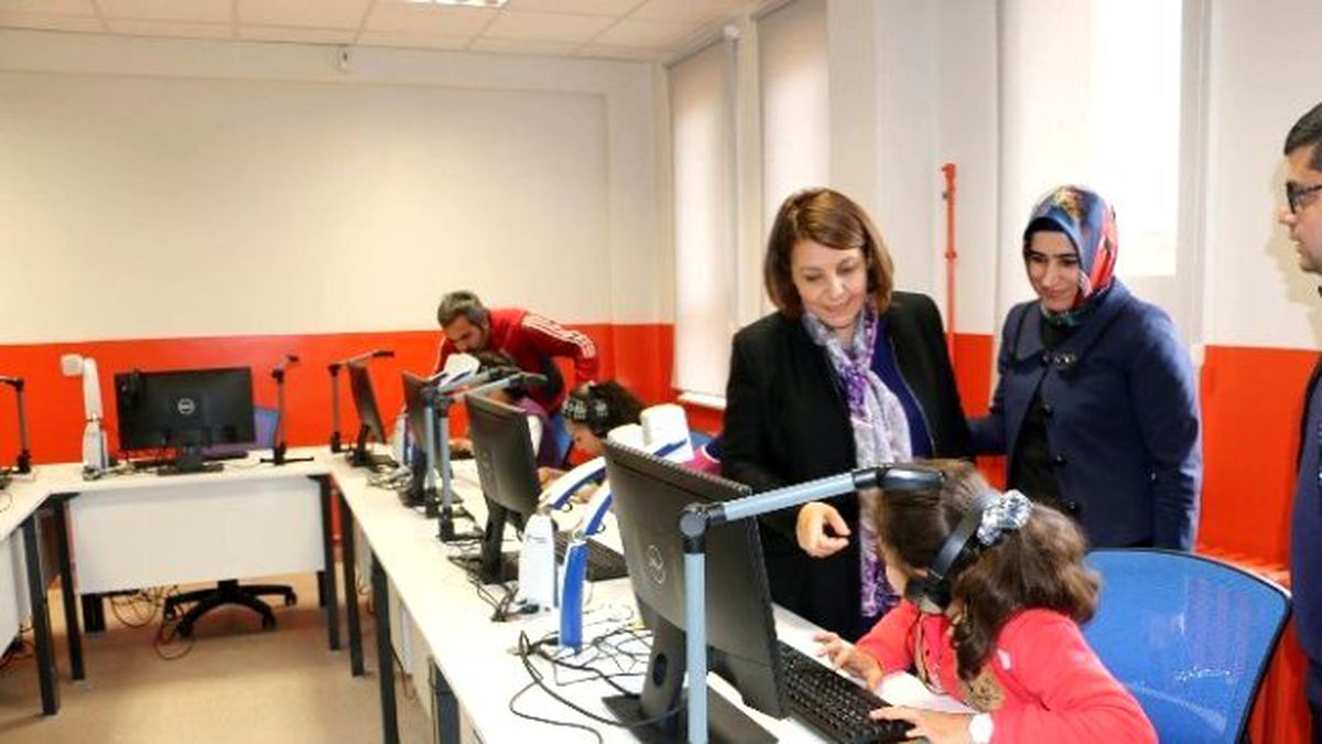 Sema Çiftçi, Görme Engelli Öğrencilere Masal Okudu