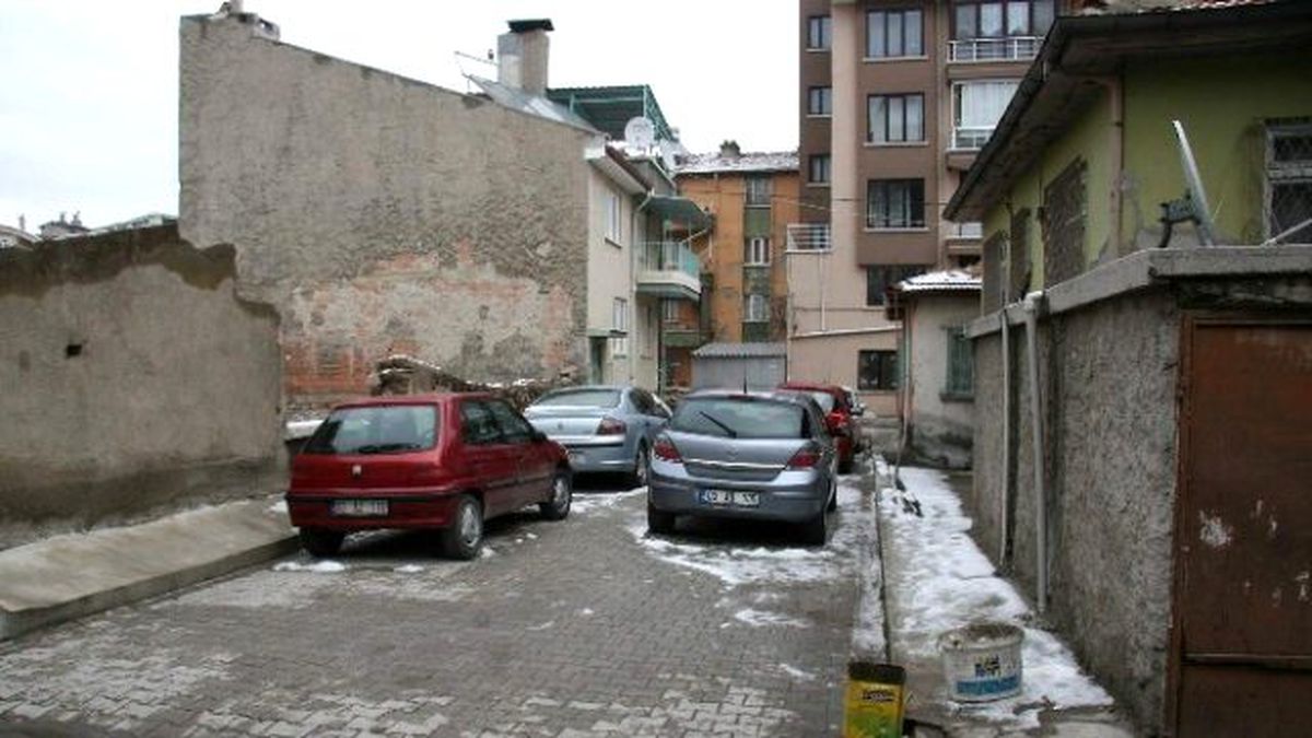 Sorumsuz Sürücüler Yan Yana Yaptıkları Araç Parkları ile Sokağı Trafiğe Kapattılar