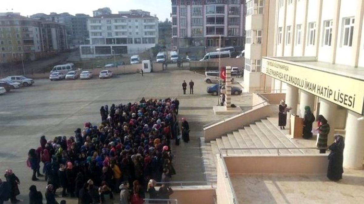 Süleymanpaşa Kız Anadolu İmam Hatip Lisesi\'nde İlk Karne Töreni