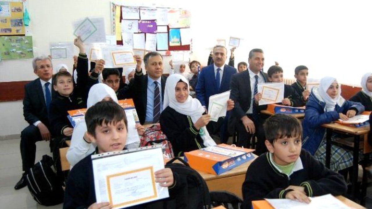 Suriyeli Öğrenciler Karnelerini Valinin Elinden Aldı