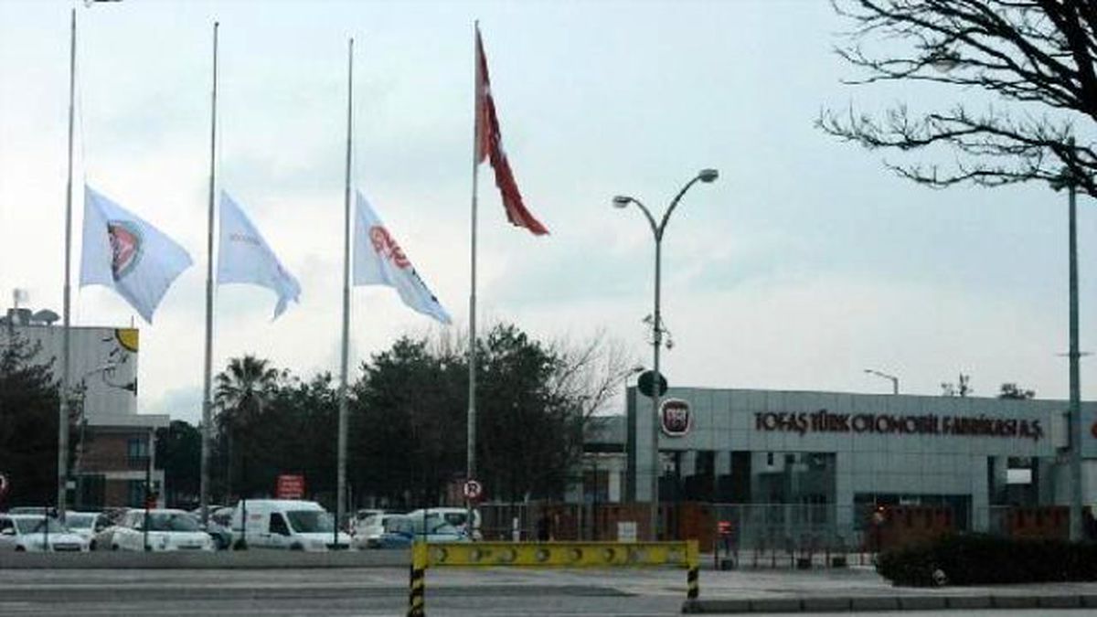 Tofaş\'ta Bayraklar Yarıya İndi