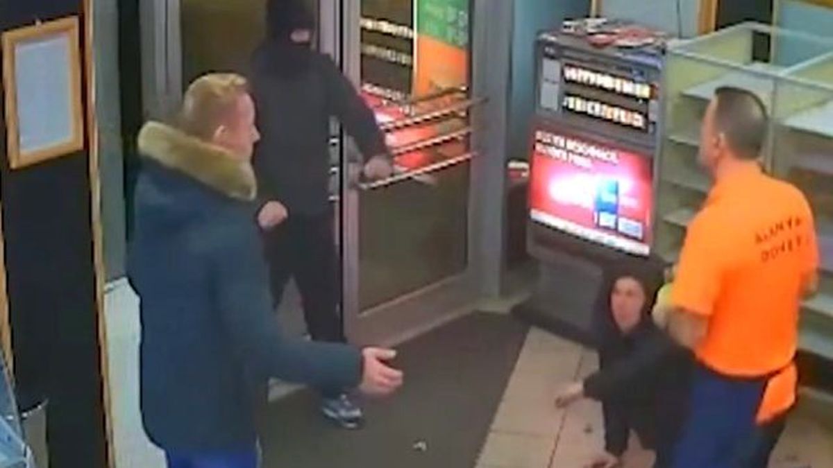 Türk Döner Ustası, Neo-Nazileri Döner Bıçağıyla Dövdü