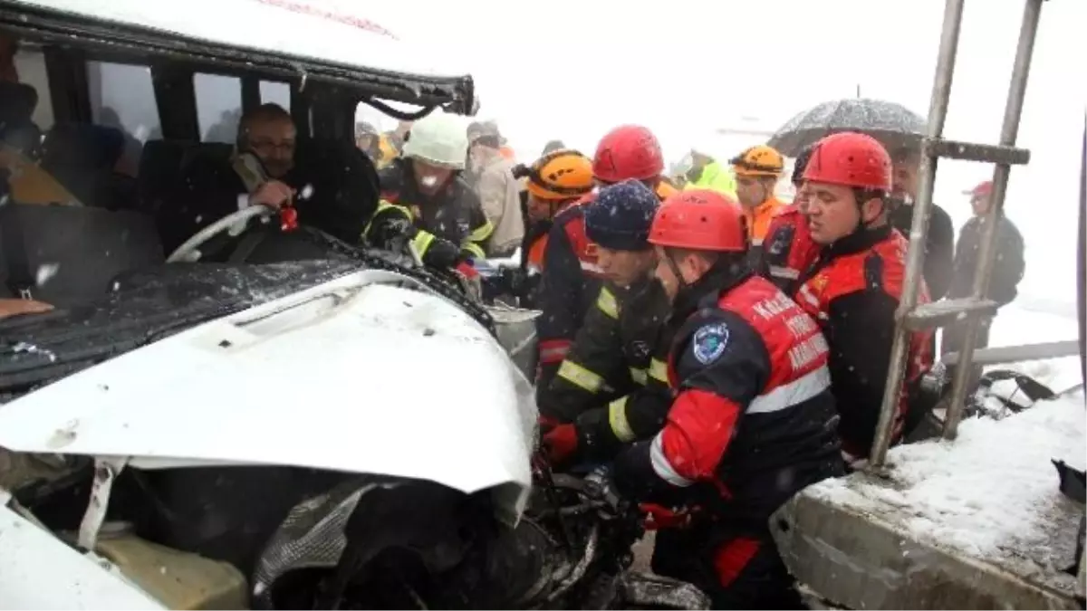 Yolcu Minibüsü Kamyona Çarptı: 11 Yaralı