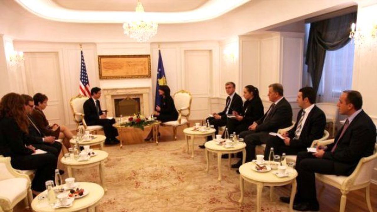 İktidar ve Muhalefeti Barıştırmak İçin Kosova\'ya Geliyor
