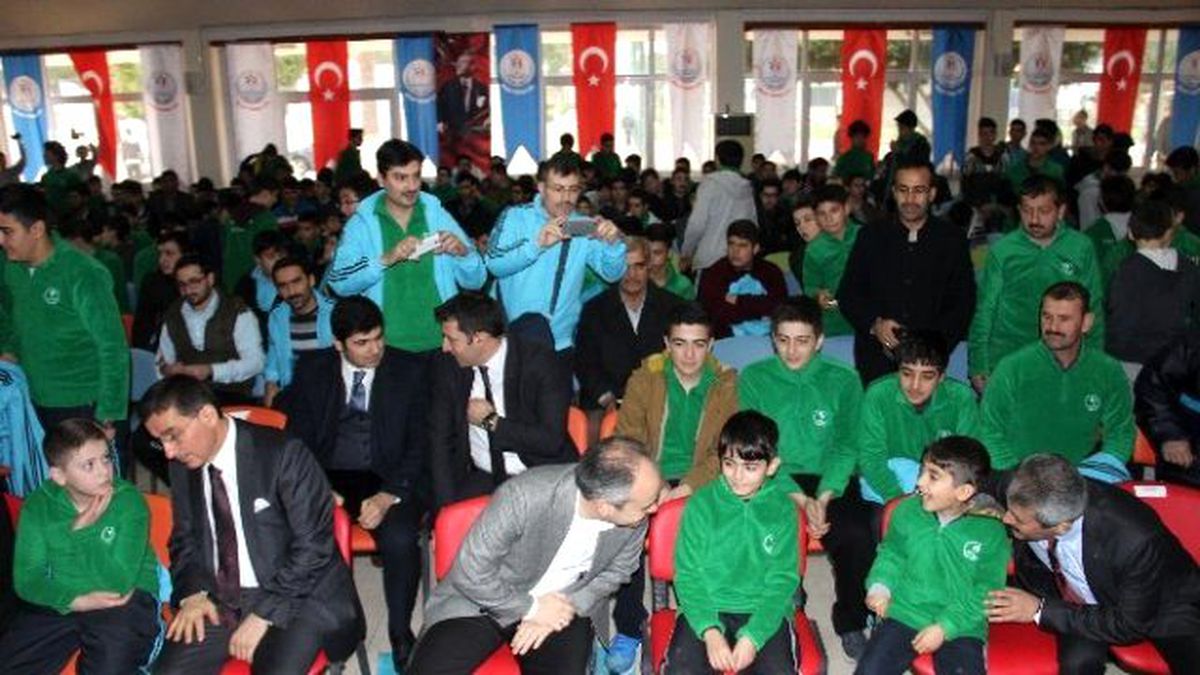 Bakan Kılıç İstedi Öğrenciler ve Protokol Yan Yana Oturdu