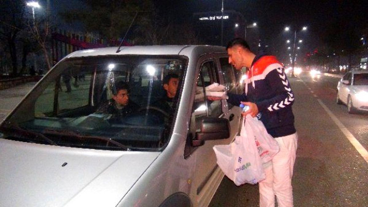 Barış Aktivisti İç Savaşlara Dikkat Çekmek İçin Sürücülere Çiğköfte Dağıttı