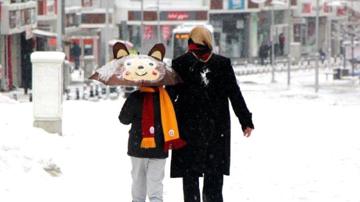 Bolu Dağı\'nda Kar Ulaşımı Yavaşlattı