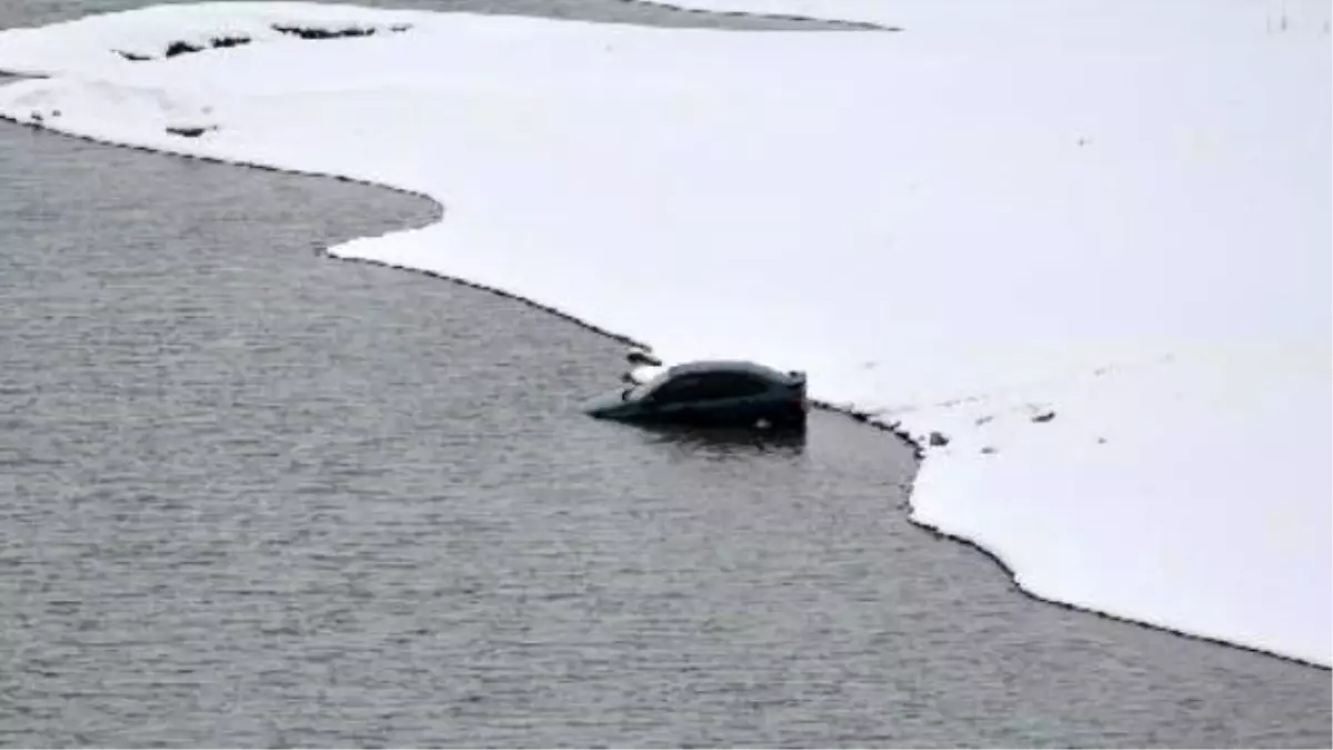 Buzlu Yolda Kayan Otomobil Baraja Düştü