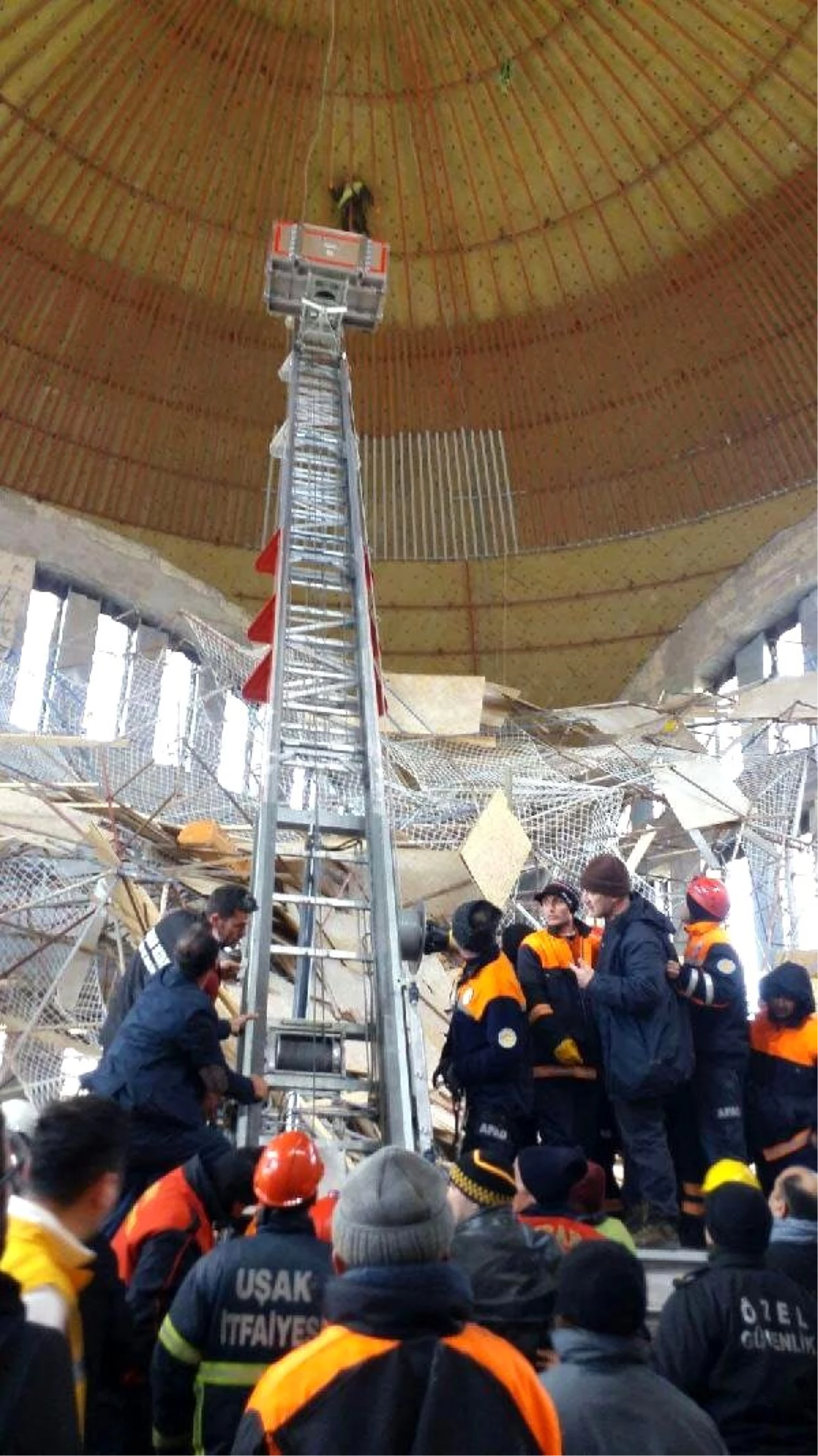 Uşak\'ta Cami İskelesi Çöktü, İşçi 4 Saat Tavanda Asılı Kaldı