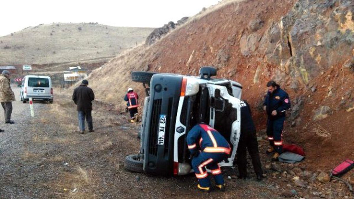 Elazığ\'da Minibüs Devrildi: 2 Yaralı