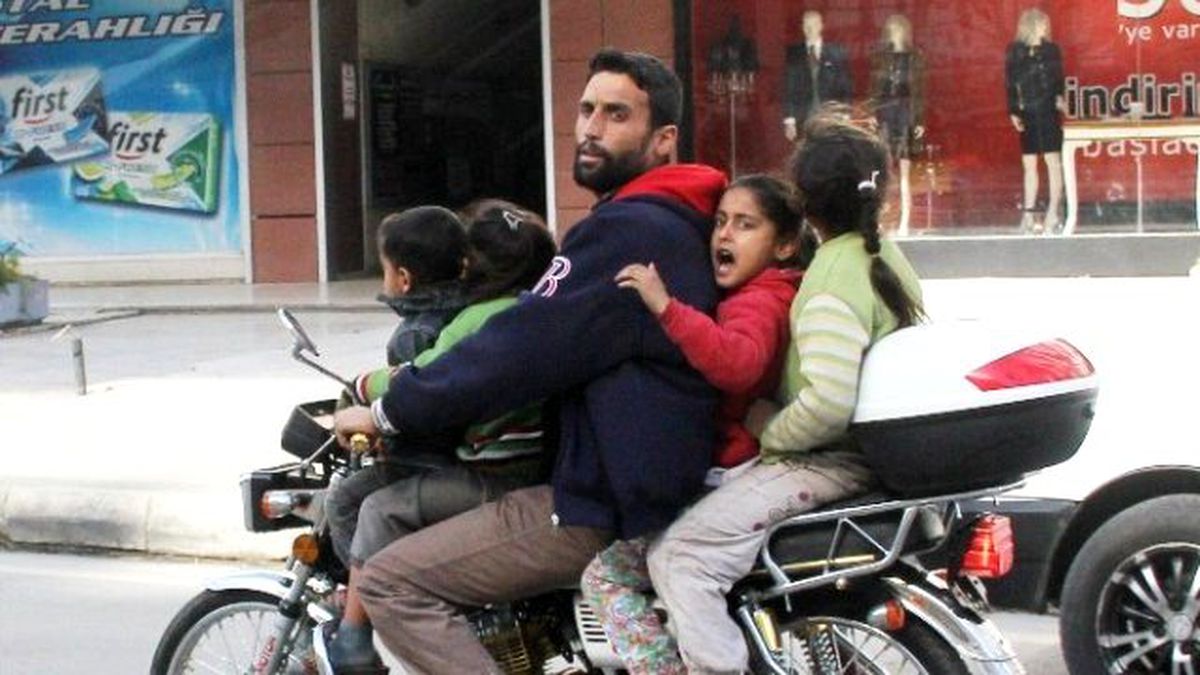 4 Çocuğuyla Motosiklete Bindi, Ölüme Davetiye Çıkardı!