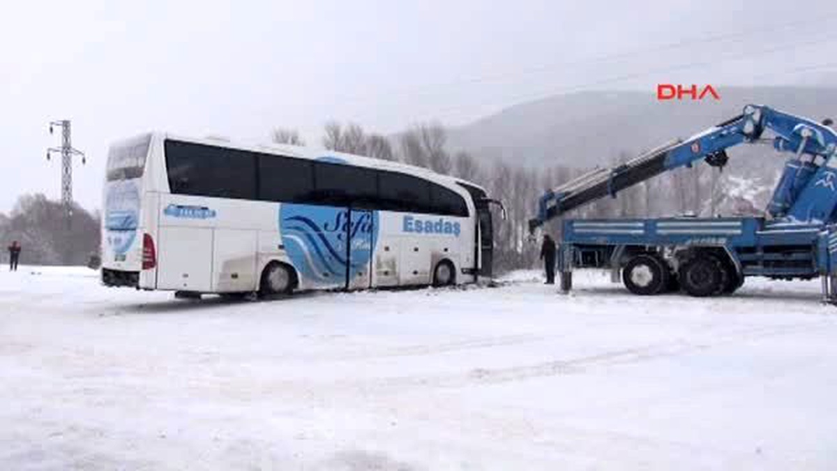 Erzincan\'da Yolcu Otobüsü Tır\'a Çarptı: 17 Yaralı