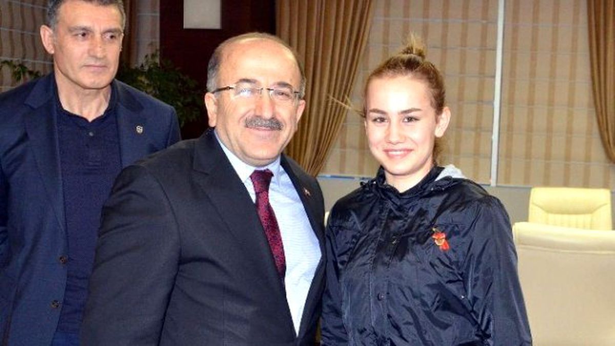 Gümrükçüoğlu Şampiyon Bayan Boksörleri Ödüllendirdi