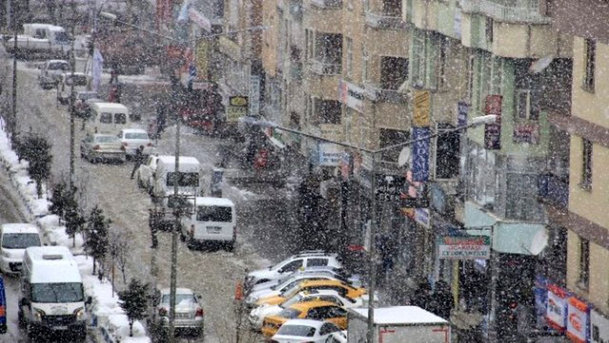 Hakkari\'de Kar Yağışı