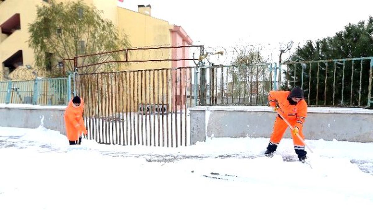 İstanbul'da Kırmızı Alarm Verildi; Ekipler Kar Nöbetinde