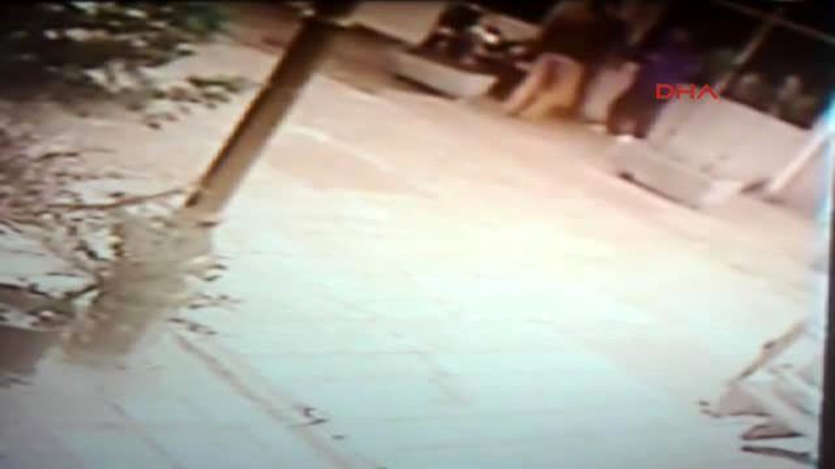 İzmir Otomobil Kurşunlanmasında Para Alışverişi Kamerada