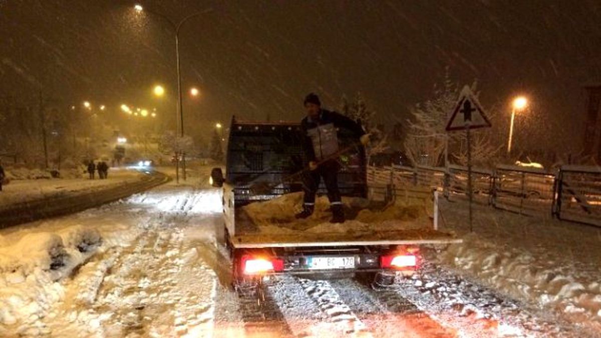 İzmit\'te Karla Mücadele Devam Ediyor
