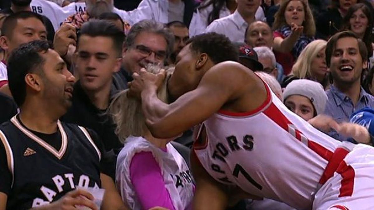 Kadın Taraftarın Üzerine Düştü, Başından Öpüp Gönlünü Aldı