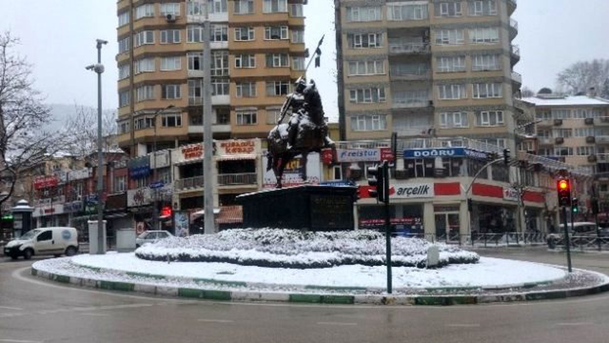 Kar Yağışı Bursa\'ya Yeniden Beyazlara Bürüdü