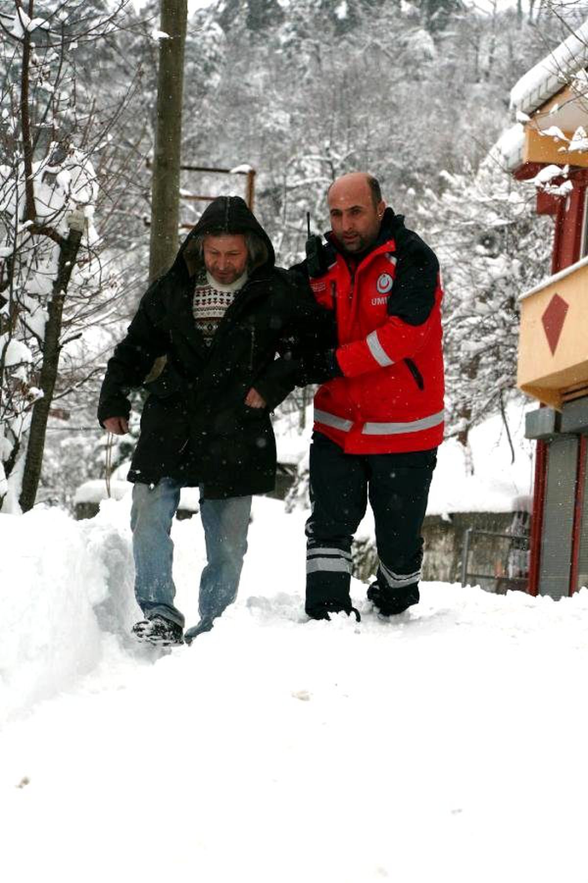 Kardan Yolu Kapalı Köydeki Hastayı Diyalize Umke Götürdü