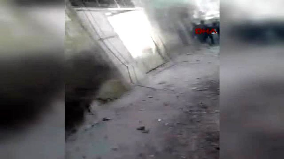 Kilis\'te Suriye Tarafından Atılan Roket Mermisin Düşmesinin Hemen Ardından Çekilen Görüntüler