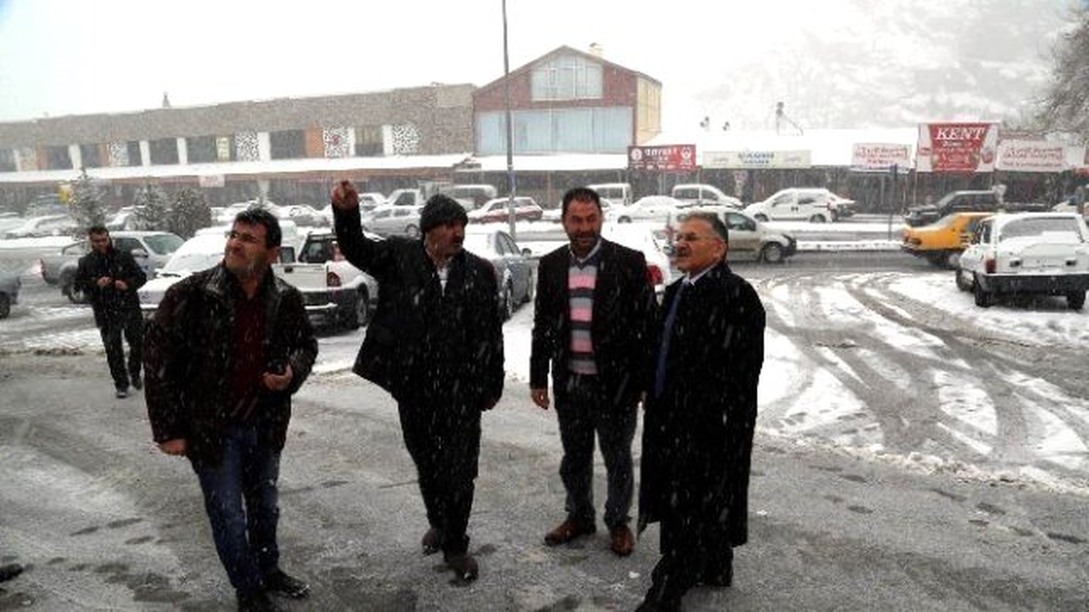 Melikgazi Belediyesi Kar Temizleme ve Buzlanmaya Karşı 58 Araç ve 240 Personel ile Çalışıyor