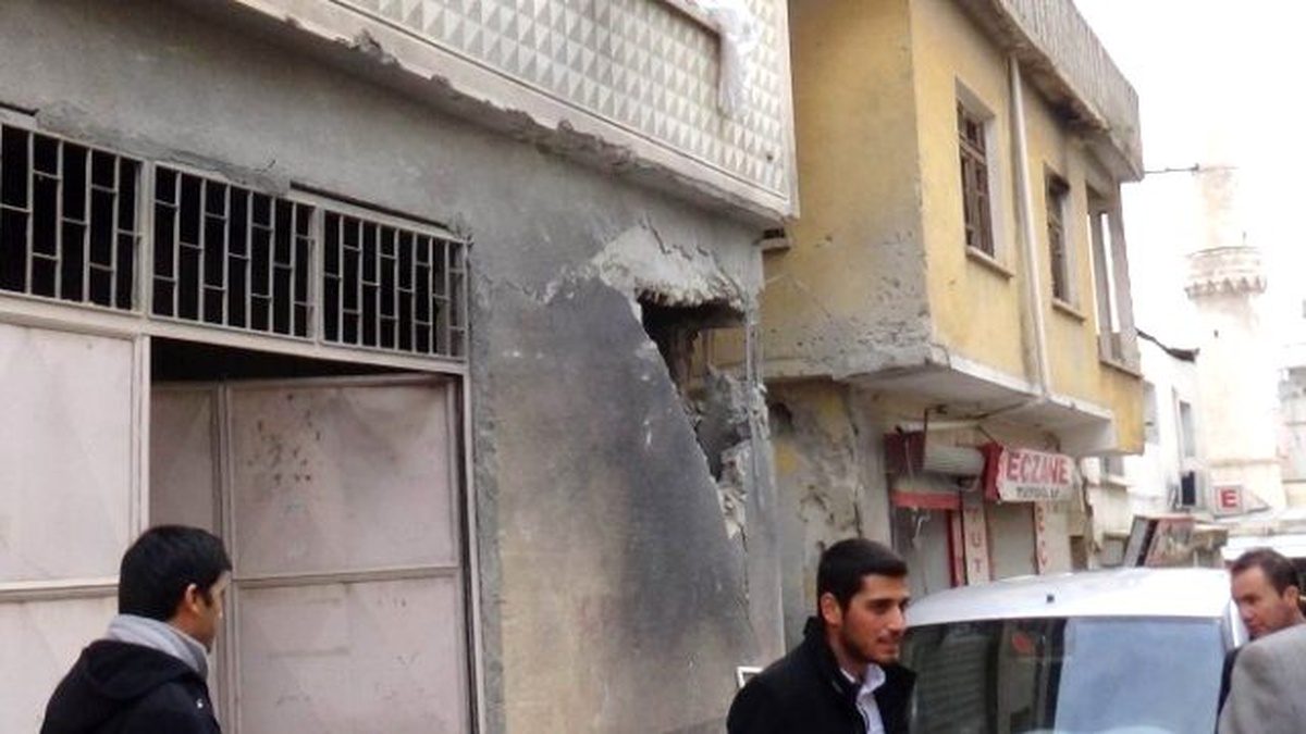 Roketin Düştüğü Mahalle Savaş Alanına Döndü
