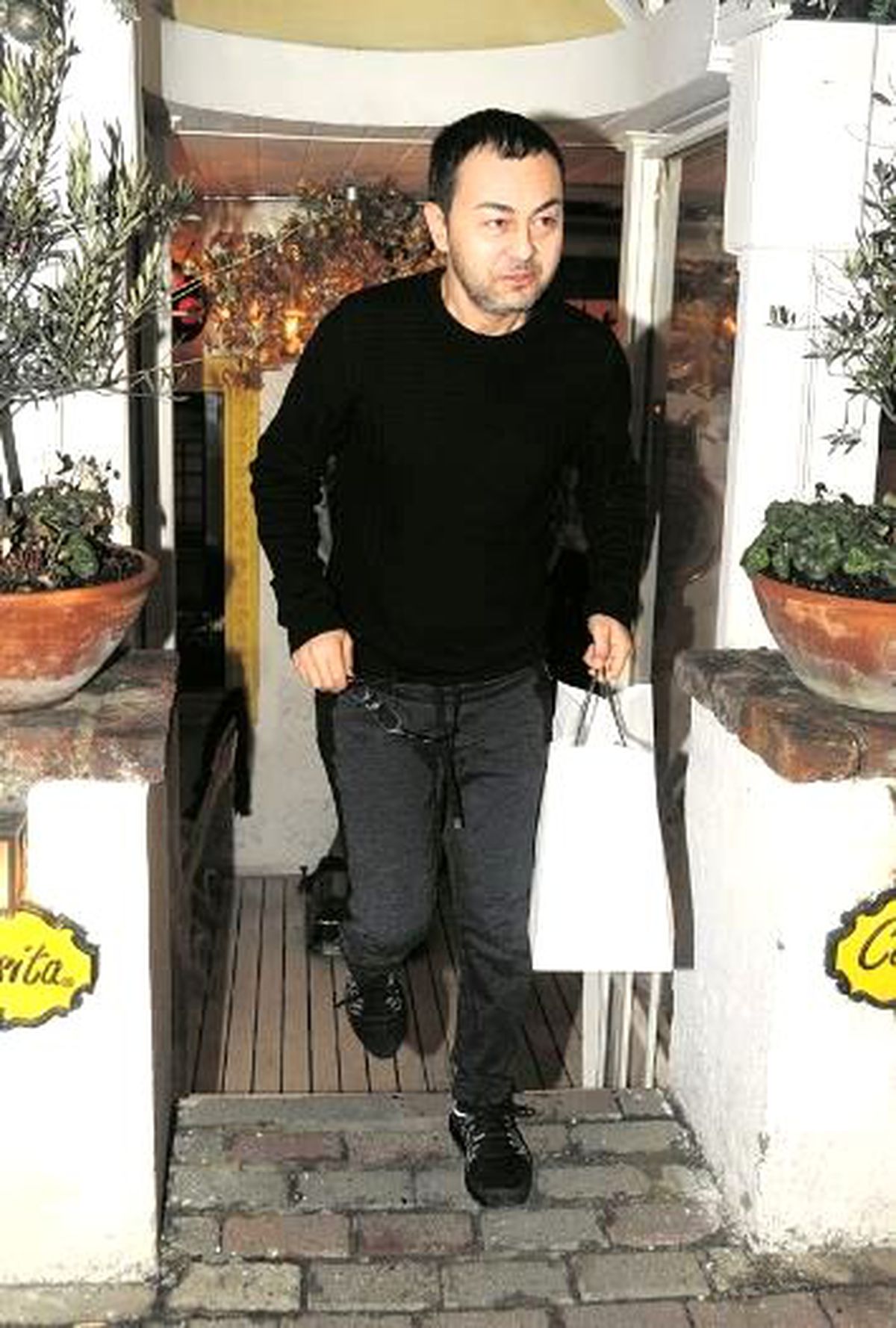 Serdar Ortaç'ın Eşinin Gece Yarısı Canı Kebap Çekmesi 120 Bin TL'ye Mal Oldu