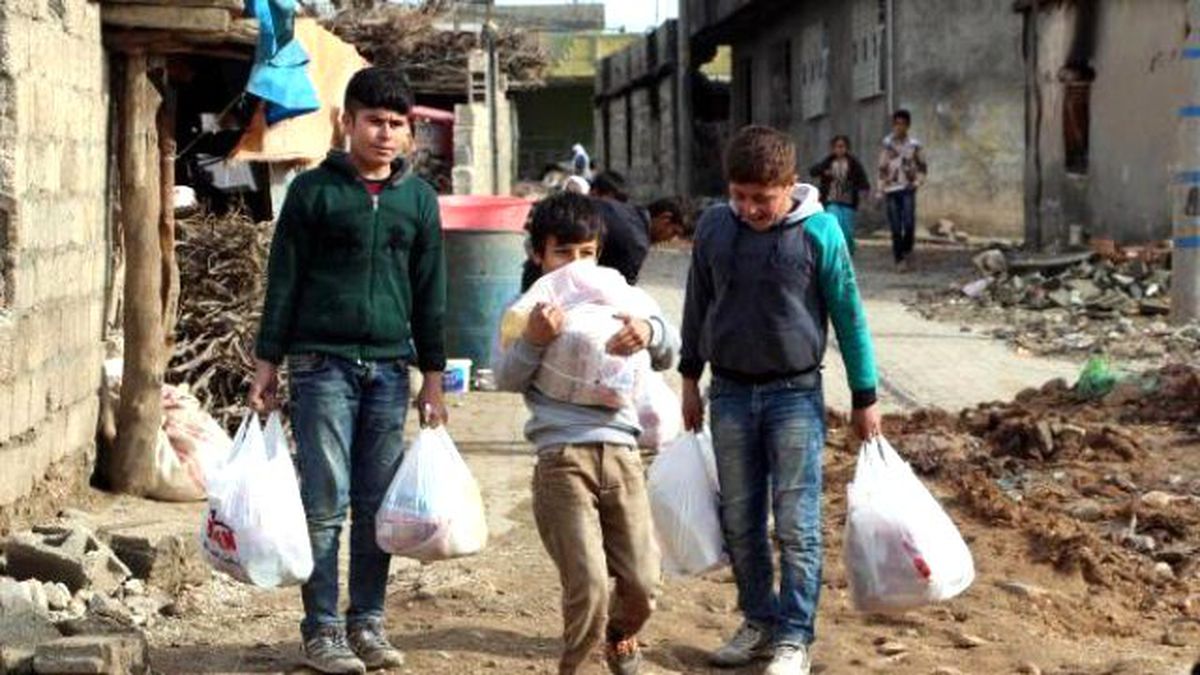 Silopi\'de Evleri Hasar Gören Ailelere Hayırsever Yardımı