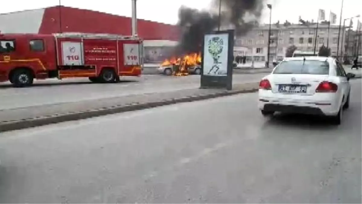 Sınav Saatini Beklerken Park Halindeki Otomobili Alev Alev Yandı
